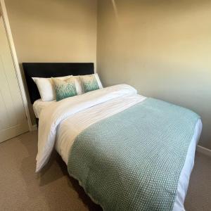 Postel nebo postele na pokoji v ubytování Stylish family home with cinema-style lounge near Blackpool