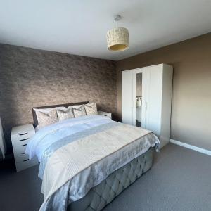 Postel nebo postele na pokoji v ubytování Stylish family home with cinema-style lounge near Blackpool