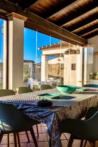 un tavolo da pranzo con sedie e una grande finestra di Vivienda rural La Monería a Las Delgadas