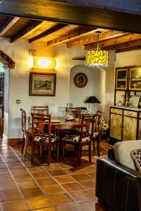 una sala da pranzo con tavolo e sedie di Vivienda rural La Monería a Las Delgadas