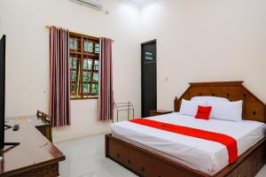 Ένα ή περισσότερα κρεβάτια σε δωμάτιο στο RedDoorz Near Monjali Yogyakarta