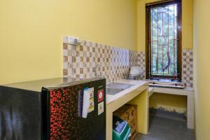 Η κουζίνα ή μικρή κουζίνα στο RedDoorz Near Monjali Yogyakarta +84 φωτογραφίες