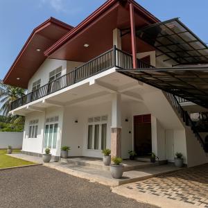 Skyport Villa Katunayaka في كاتوناياكى: منزل مع شرفة ودرج