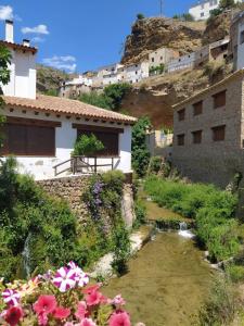 - Vistas a una localidad con río y edificios en Casa Rural La Bonica, en Molinicos