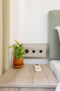 Skyport Villa Katunayaka في كاتوناياكى: وجود زرع على طاولة في غرفة النوم