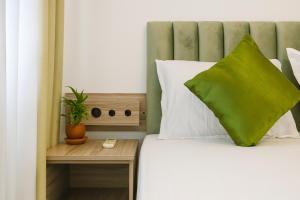 1 dormitorio con 1 cama con almohada verde en Skyport Villa Katunayaka, en Katunayake