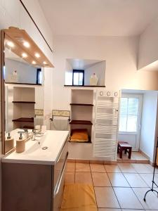 a large bathroom with a sink and a mirror at Maison de vacances dans grand jardin arboré à La Chapelle-Saint-Fray proche Le Mans Sarthe, Pays-de-la-Loire in Domfront-en-Champagne