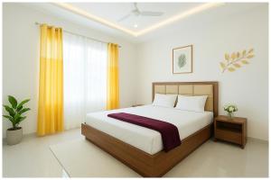 Ένα ή περισσότερα κρεβάτια σε δωμάτιο στο Hotel Mahaveera Galaxy Inn Near Kashi Vishwanath Temple - Restaurants # Free Wi-Fi And Parking Facilities - Fully Air conditioning Room- Best Hotel In Varanasi