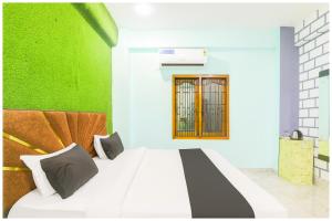 Χώρος καθιστικού στο Hotel Mahaveera Galaxy Inn Near Kashi Vishwanath Temple - Restaurants # Free Wi-Fi And Parking Facilities - Fully Air conditioning Room- Best Hotel In Varanasi