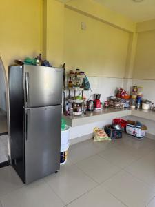 Η κουζίνα ή μικρή κουζίνα στο River Tiger Safari & Homestay