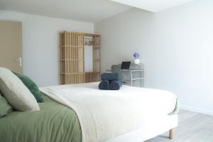 Un dormitorio con una gran cama blanca en una habitación. en Appartement moderne, 2 chambre, Hyères centre, en Hyères 1 foto más