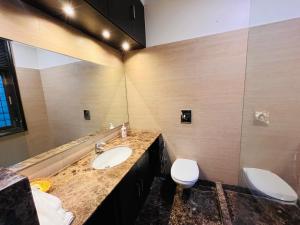 Koupelna v ubytování The South Manor Residency Near AIIMS Hospital New Delhi + 30 fotografií