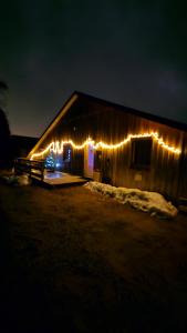 een schuur met kerstverlichting aan bij La Ferme du Badon in Gérardmer