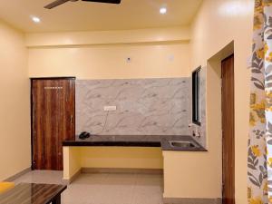 eine Steinarbeitsplatte im Badezimmer mit Waschbecken in der Unterkunft Studio 401 Cityscape Retreat in Deoghar