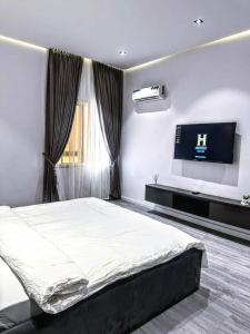 Μια τηλεόραση ή/και κέντρο ψυχαγωγίας στο Luxury 3 Bedroom Family Apartment in Oniru, VI - Swimming Pool, PS5 & 237 Power Supply in all Secure Estate - Close to Landmark Beach - Near Four Points by Sheraton +11 φωτογραφίες