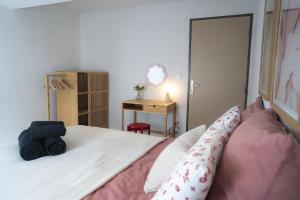 Un dormitorio con una cama con una maleta encima. en Appartement moderne, 2 chambre, Hyères centre, en Hyères
