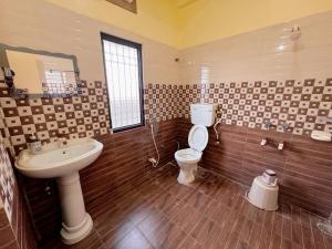 ein Badezimmer mit Toilette und Waschbecken in der Unterkunft Studio 401 Cityscape Retreat in Deoghar + 18 Fotos