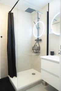 un baño con ducha y lavabo en Appartement moderne, 2 chambre, Hyères centre, en Hyères