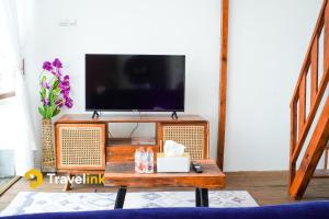 TV a/nebo společenská místnost v ubytování Dieng Hills Cabin