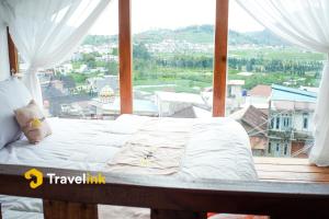 Postel nebo postele na pokoji v ubytování Dieng Hills Cabin