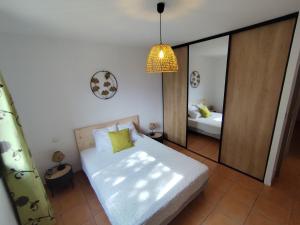 Postel nebo postele na pokoji v ubytování Gîte des Chênes