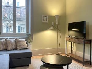 a living room with a couch and a flat screen tv at Union Lodge Berna in Bern