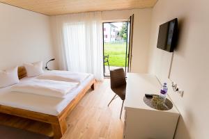 Una televisión o centro de entretenimiento en Gästehaus Gritsch