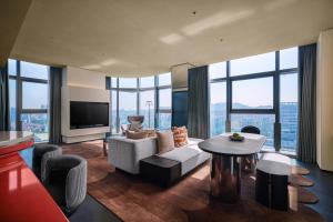 Una televisión o centro de entretenimiento en Hotel Indigo Zhuhai Xiangzhou by IHG