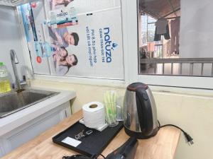 een aanrecht met een blender op tafel bij Đồng Xanh 502NK in Hanoi