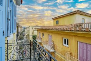 Theodoros Kolokotronis - Andromeda في نافبليو: منظر من شرفة شقة في المدينة