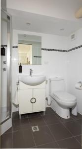 Koupelna v ubytování Coastal Views - waterfront guest apartment