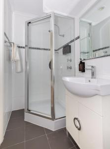 Koupelna v ubytování Coastal Views - waterfront guest apartment + 9 fotografií