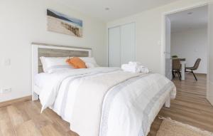 Postel nebo postele na pokoji v ubytování Coastal Views - waterfront guest apartment