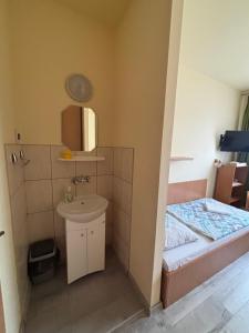 Ένα ή περισσότερα κρεβάτια σε δωμάτιο στο Ośrodek Sportu i Rekreacji w Zawierciu +17 φωτογραφίες