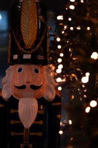 فندق لانكاستر باريس شانزليزيه في باريس: جسم خشبي عليه وجه +55 صورة