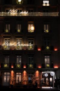 فندق لانكاستر باريس شانزليزيه في باريس: مبنى به أضواء على جانبه في الليل