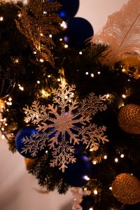 فندق لانكاستر باريس شانزليزيه في باريس: شجرة عيد الميلاد مع ندفة الثلج عليها