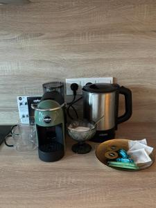 Příslušenství pro přípravu čaje a kávy v ubytování The Pakview Studio Apartment