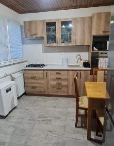 Kuchyň nebo kuchyňský kout v ubytování KissFamilyWineHouse