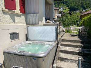 Fotografie z fotogalerie ubytování Lake and Mountain View Villa with Whirlpool and Free Parking in Huenibach v destinaci Thun