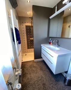 Koupelna v ubytování Lake and Mountain View Villa with Whirlpool and Free Parking in Huenibach