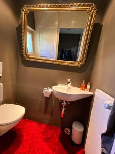 Koupelna v ubytování Lake and Mountain View Villa with Whirlpool and Free Parking in Huenibach