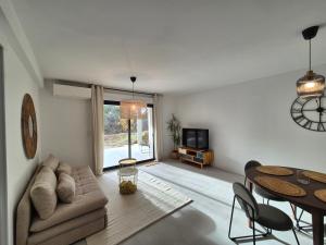 Μια τηλεόραση ή/και κέντρο ψυχαγωγίας στο Appartement neuf en forêt