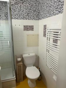 Et badeværelse på An Aod Cocon bohème en bord de mer Pour 2 personnes et Dog Friendly