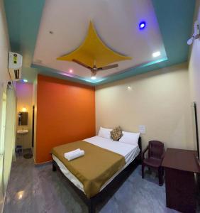 Postel nebo postele na pokoji v ubytování RISHANK HoME STAY