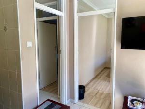 TV a/nebo společenská místnost v ubytování 2 bedroomed apartment with en-suite and kitchenette - 2064