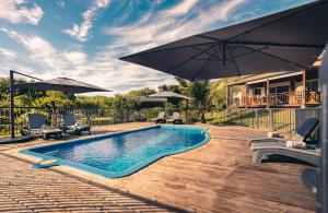 Le Verger Mandarine - Piscine & Spa a l'Entre-Deux في إنتري-ديو: مسبح مع كراسي ومظلات على فناء +24 صورة