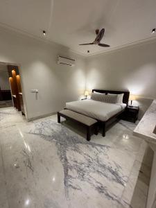 Ένα ή περισσότερα κρεβάτια σε δωμάτιο στο Guldaar Sariska - A luxury Forest Resort