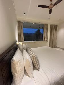 Ένα ή περισσότερα κρεβάτια σε δωμάτιο στο Guldaar Sariska - A luxury Forest Resort