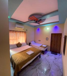 Postel nebo postele na pokoji v ubytování RISHANK HoME STAY